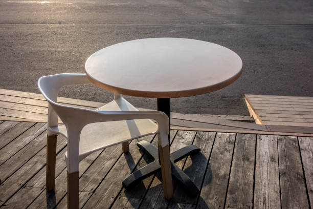 hermosa mesa de madera con silla - table chair white curve fotografías e imágenes de stock