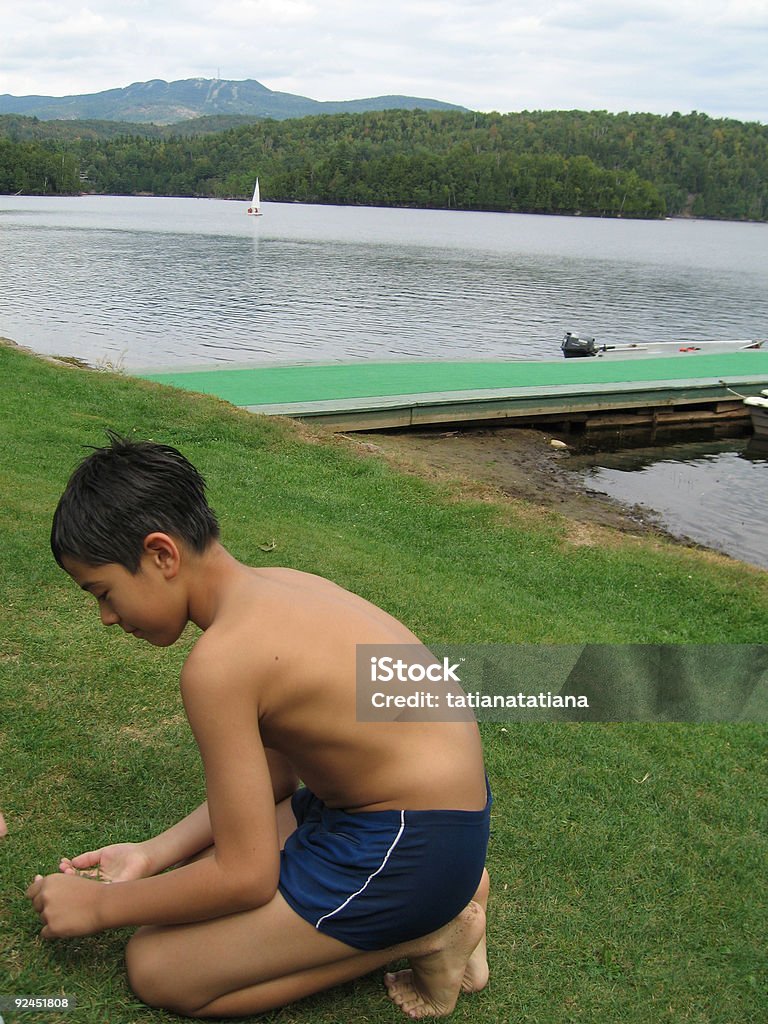 Ragazzo asiatico dal lago - Foto stock royalty-free di Acqua