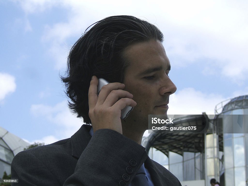 Uomo con un telefono cellulare - Foto stock royalty-free di Adulto