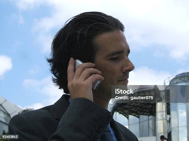 Uomo Con Un Telefono Cellulare - Fotografie stock e altre immagini di Adulto - Adulto, Affari, Ascoltare