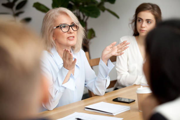 starsza bizneswoman, nauczycielka lub trenerka biznesu przemawiająca do młodych ludzi - women businesswoman business mature adult zdjęcia i obrazy z banku zdjęć