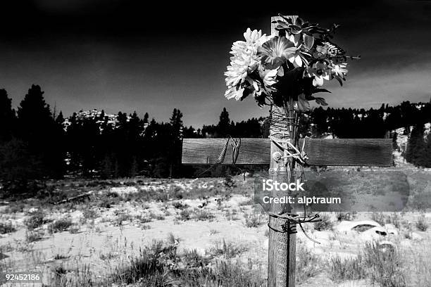 Straßenrand Cross Bw Stockfoto und mehr Bilder von Kreuz - Form - Kreuz - Form, Kreuz - religiöses Symbol, Straßenrand