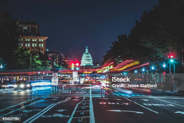 Whoosh De Ciudad Capital Foto de stock y más banco de imágenes de Washington DC - Washington DC, Noche, Calle