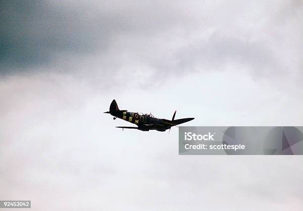 Foto de Lonely Spitfire Cruzeiros Sob Um Céu Escuro e mais fotos de stock de Batalha - Guerra - Batalha - Guerra, Céu - Fenômeno natural, Duxford