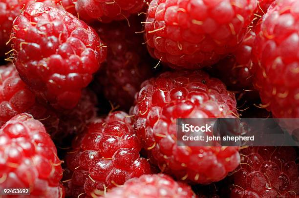 Raspberries Fondo De Frutas Foto de stock y más banco de imágenes de Cerca de - Cerca de, Color - Tipo de imagen, Comida sana