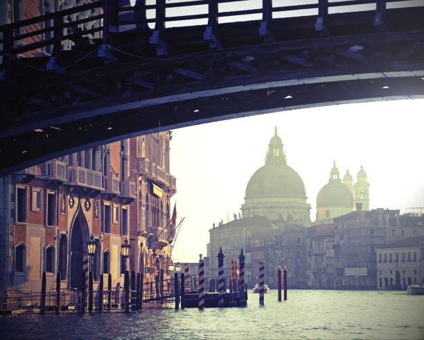 most w wenecji włochy o nazwie ponte della accademia i kościół madonna della salute z efektem vintage - madonna della salute zdjęcia i obrazy z banku zdjęć