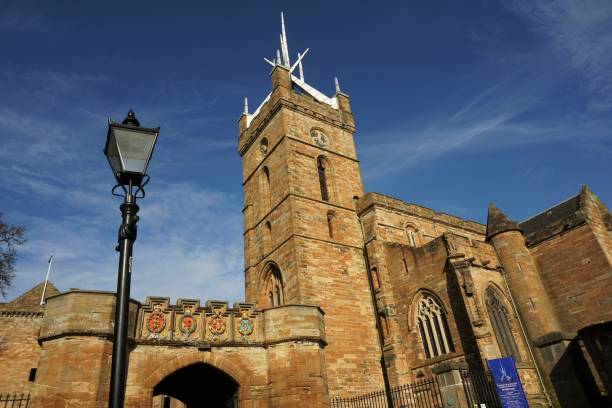 linlithgow, chiesa di san michele e arco - linlithgow palace foto e immagini stock