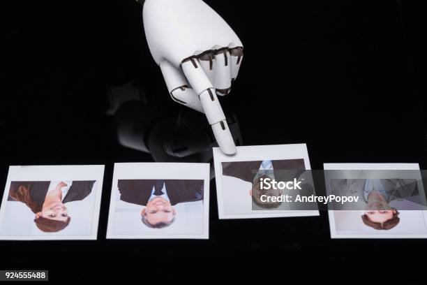 Roboter Auswählen Kandidat Foto Stockfoto und mehr Bilder von Künstliche Intelligenz - Künstliche Intelligenz, Personalbeschaffung, Roboter