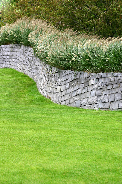 flint mur - formal garden wall ornamental garden walled garden photos et images de collection