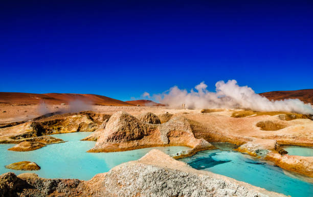 bassaina d'acqua di geyser sol de manana nell'altiplano della bolivia - fumarole foto e immagini stock