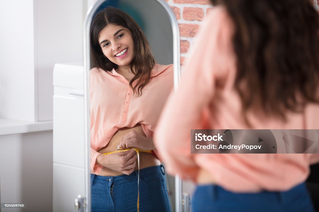 Glückliche Frau messen Taille mit einem Band - Lizenzfrei Abnehmen Stock-Foto