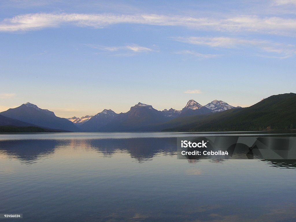 Lago McDonald al crepuscolo - Foto stock royalty-free di Acqua