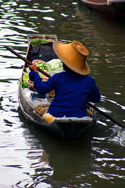 Donna asiatica in barca - foto stock