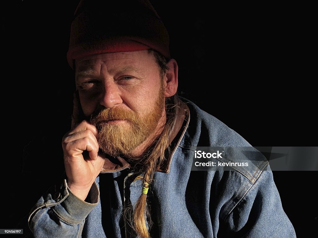 Hombre triste Homeless con larga cola de caballo hacia un trenzado - Foto de stock de Cola de caballo - Cabello recogido libre de derechos