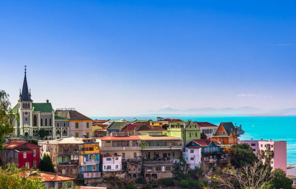 paysage urbain de la ville historique valparaiso - travel destinations hill landscape house photos et images de collection