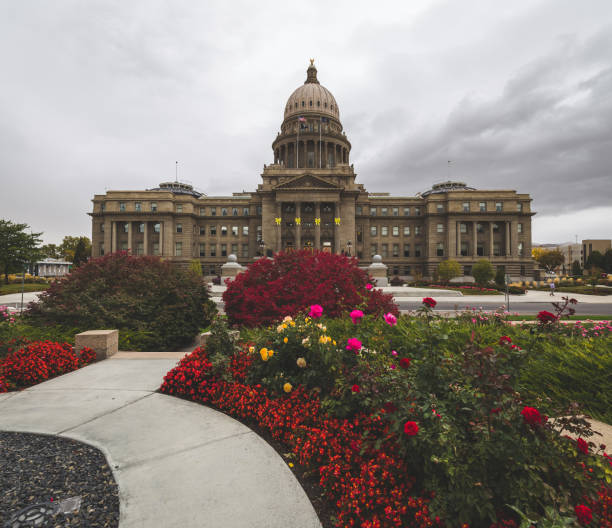 idaho state capitol budynek z wiosennymi kwiatami - idaho state capitol zdjęcia i obrazy z banku zdjęć