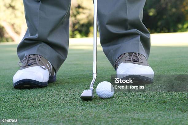 Człowiek Na Pole Golfowe Zielonej Przygotowanie Aby Umieścić Piłkę - zdjęcia stockowe i więcej obrazów Golf - Sport