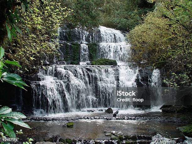 Queda De Água - Fotografias de stock e mais imagens de Ao Ar Livre - Ao Ar Livre, Borrifo, Cair