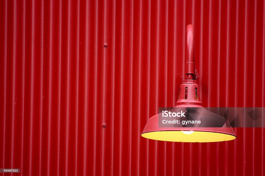 Luz roja contra fondo de metal - Foto de stock de Color - Tipo de imagen libre de derechos