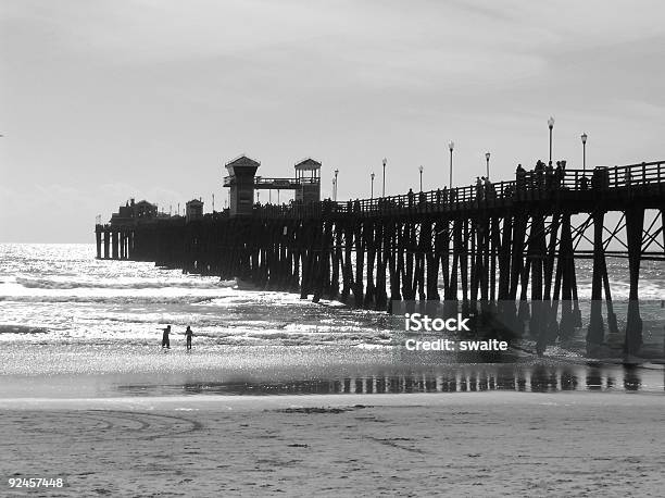 B W Pier - Fotografias de stock e mais imagens de Andar - Andar, Ao Ar Livre, Cais - Estrutura Feita pelo Homem