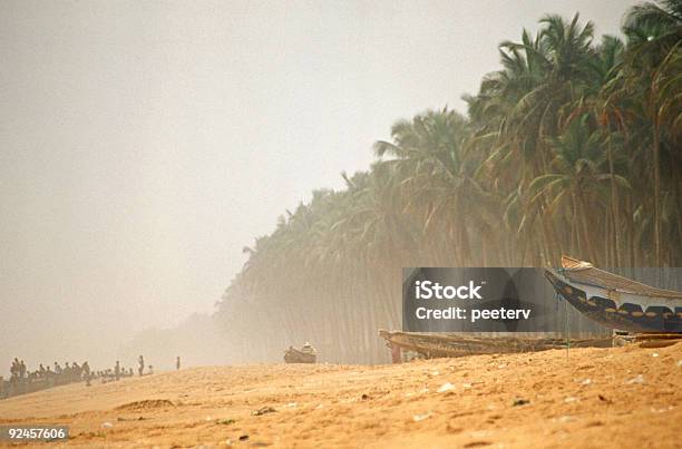 Fishingboats Africano - Fotografias de stock e mais imagens de África - África, Aldeia, Ao Ar Livre