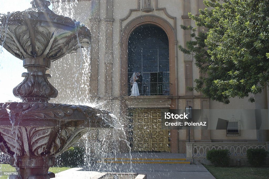 Igreja, fonte, noiva e noivo - Foto de stock de Acontecimentos da Vida royalty-free