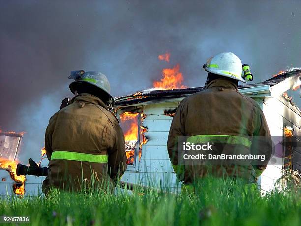 Firemen Pożaru Domu - zdjęcia stockowe i więcej obrazów Krajobraz wiejski - Krajobraz wiejski, Strażak, Klęska żywiołowa