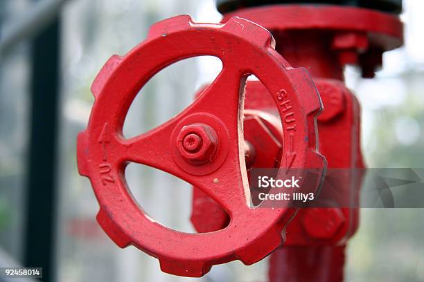 Llave De Paso En Rojo Foto de stock y más banco de imágenes de Autoridad - Autoridad, Color - Tipo de imagen, Control