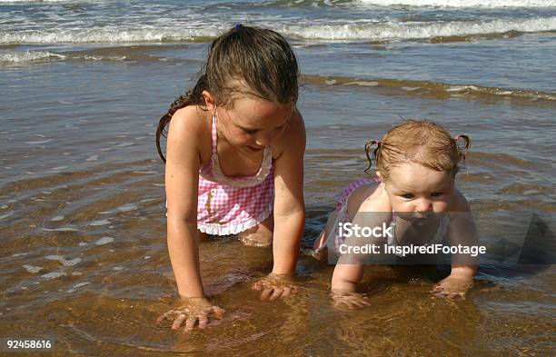 Irmãs Amoroso A Praia - Fotografias de stock e mais imagens de Ao Ar Livre - Ao Ar Livre, Bebé, Brincalhão