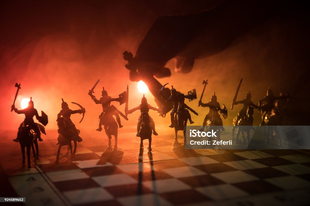 Escena de batalla medieval con caballería e infantería en tablero de ajedrez. Concepto de juego de tablero de ajedrez de ideas de negocio y competencia e ideas estrategia ajedrez figuras sobre un fondo oscuro. Enfoque selectivo - Foto de stock de Ajedrez libre de derechos