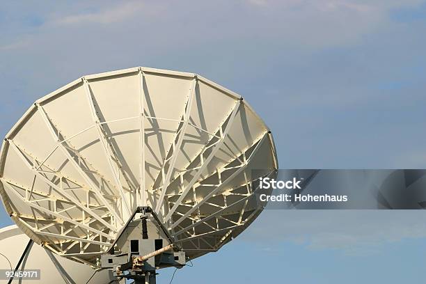 Спутниковое Передачи — стоковые фотографии и другие картинки Беспроводная технология - Беспроводная технология, Вариация, Глобальная система связи