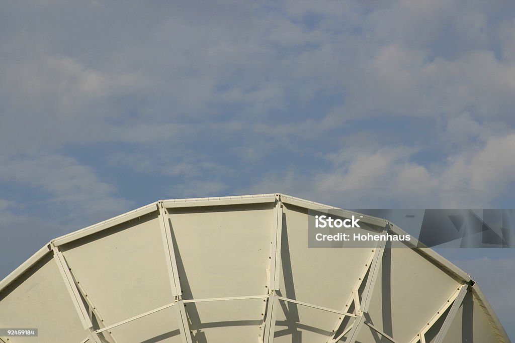 middle par satellite - Photo de Antenne parabolique libre de droits