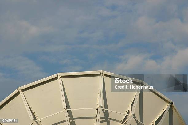 Photo libre de droit de Middle Par Satellite banque d'images et plus d'images libres de droit de Antenne parabolique - Antenne parabolique, Ciel, Ciel couvert