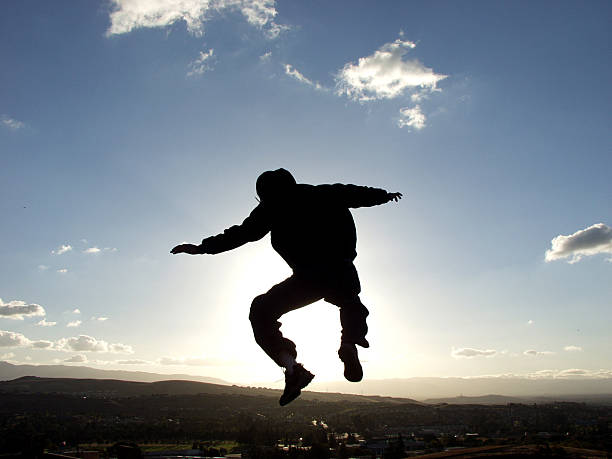 skok! - men jumping mid air air pump zdjęcia i obrazy z banku zdjęć