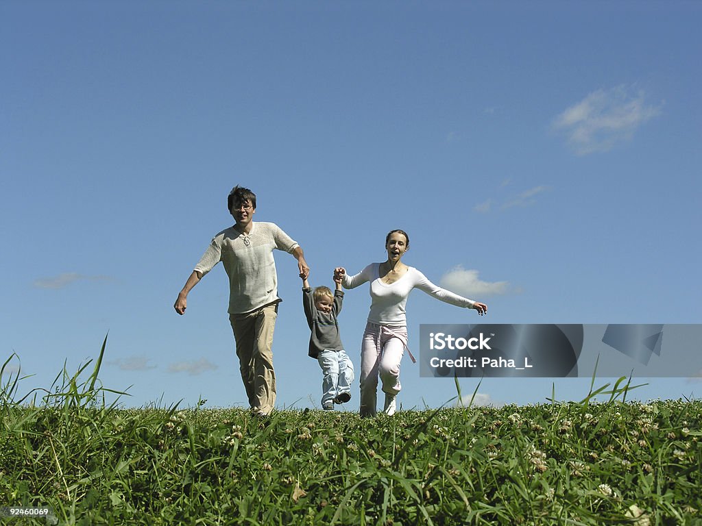 Familia corriendo al mediodía - Foto de stock de Correr libre de derechos