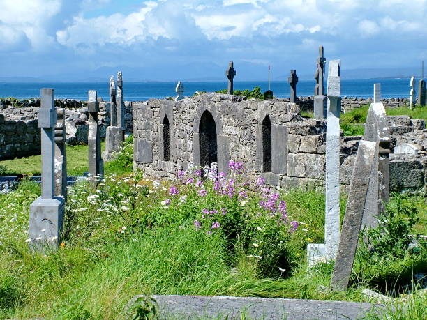 graveyard and crosses at seven churches, inishmore island - inisheer imagens e fotografias de stock