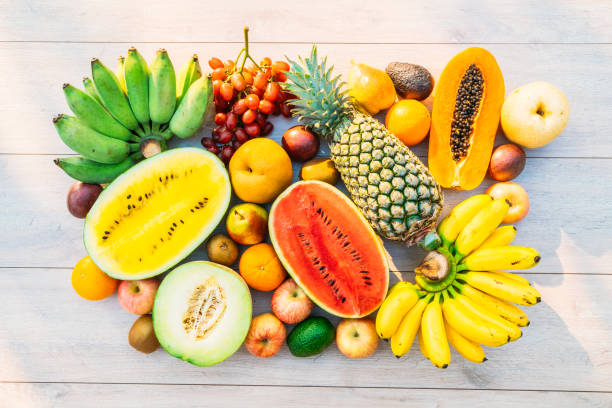 vista ad alto angolo di vari frutti sul tavolo - frutto tropicale foto e immagini stock