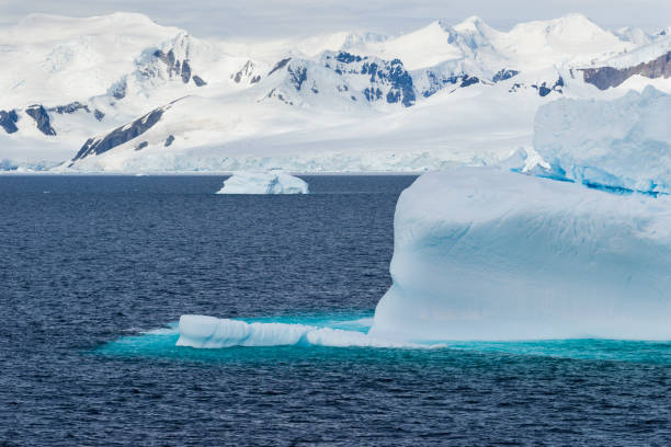 istock Antarctic Landscape with Icebergs and Mountains 924610042