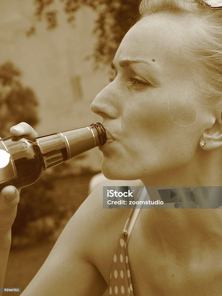 Mulher com cerveja [ Sépia ] - Royalty-free Acender Foto de stock