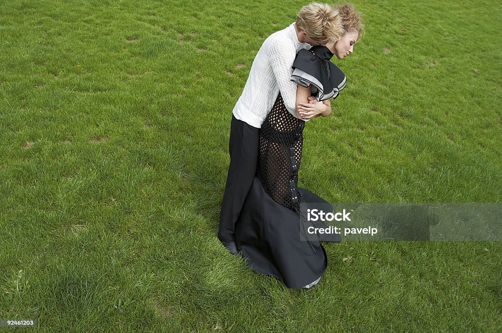 Giovane coppia dall'alto - Foto stock royalty-free di Abbracciare una persona