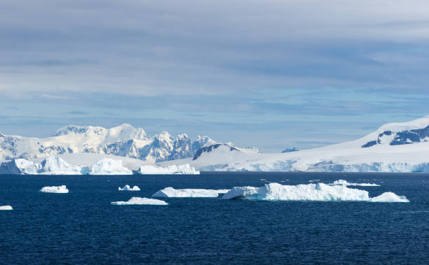istock Antarctic Landscape with Icebergs and Mountains 924612902