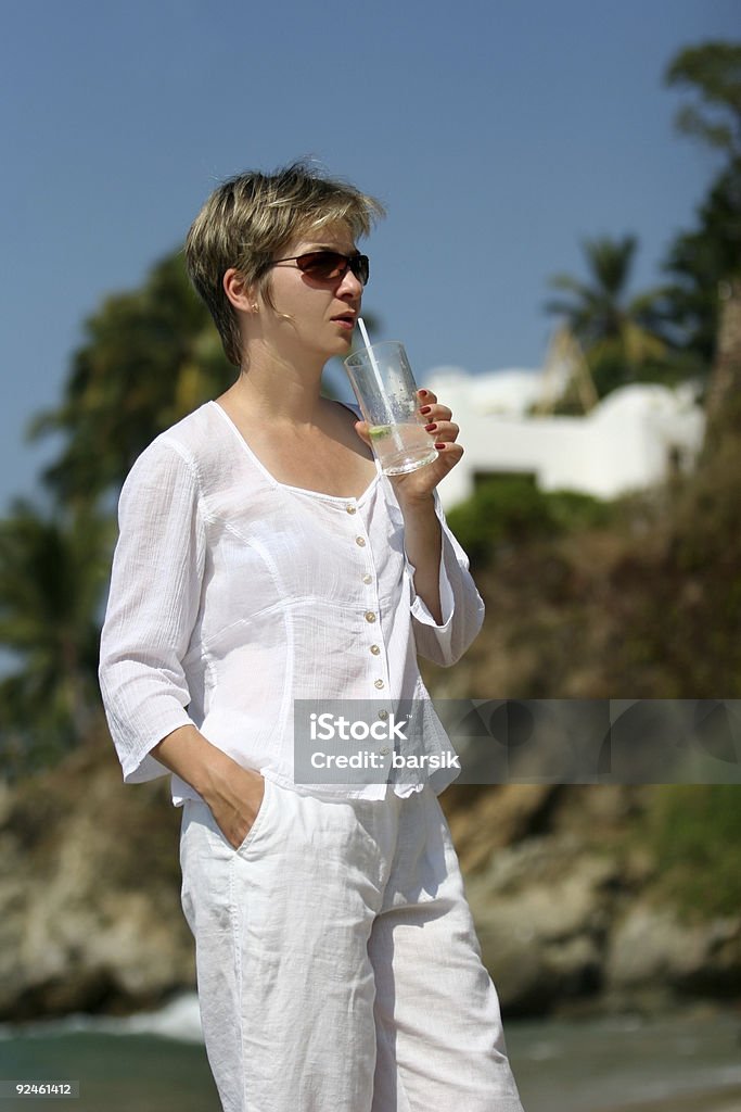 Donna in vacanza - Foto stock royalty-free di Abbigliamento casual