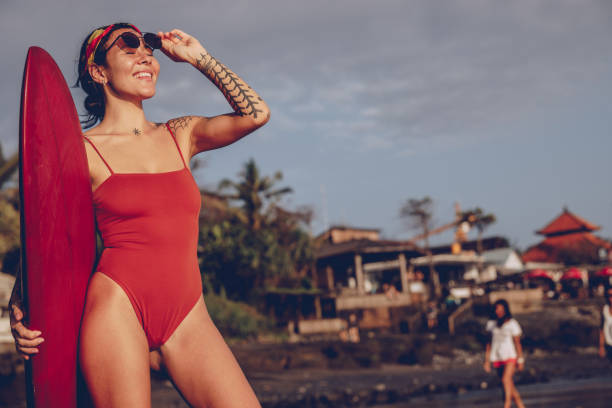 istock Cute woman going surfing 924617784