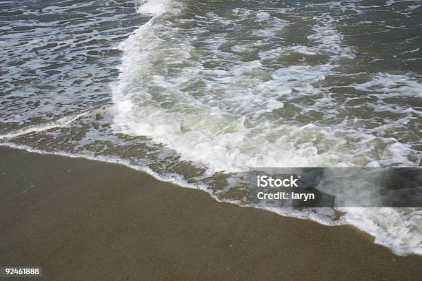 Foto de Ondas Na Praia e mais fotos de stock de Areia - Areia, Arrebentação, Atividades de Fins de Semana