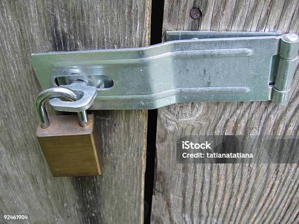 Photo libre de droit de Cadenas Sur Porte En Bois banque d'images et plus d'images libres de droit de Acier - Acier, Acier inoxydable, Bronze - Alliage