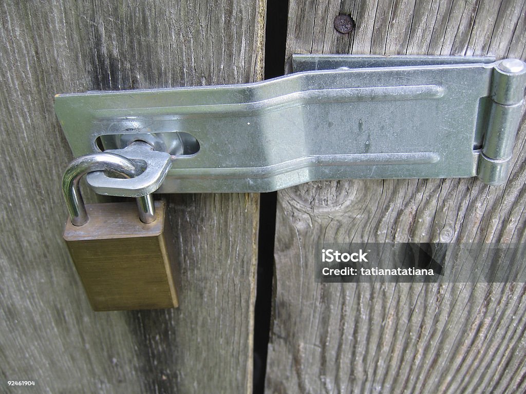 자물쇠 우드에 문 - 로열티 프리 강철 스톡 사진