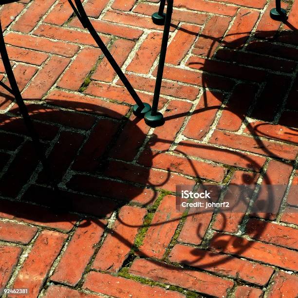 Sombra De Ametal Bisto Silla Foto de stock y más banco de imágenes de Aire libre - Aire libre, Asiento, Café - Edificio de hostelería