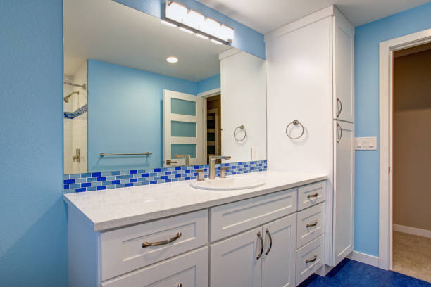 istock Gorgeous bathroom with blue walls 924624054