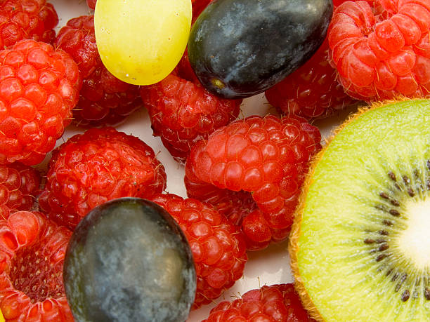 gros plan des fruits - moving up fruit close to togetherness photos et images de collection