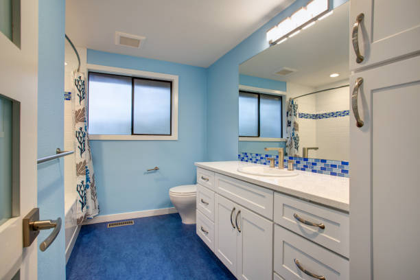 istock Gorgeous bathroom with blue walls 924627326